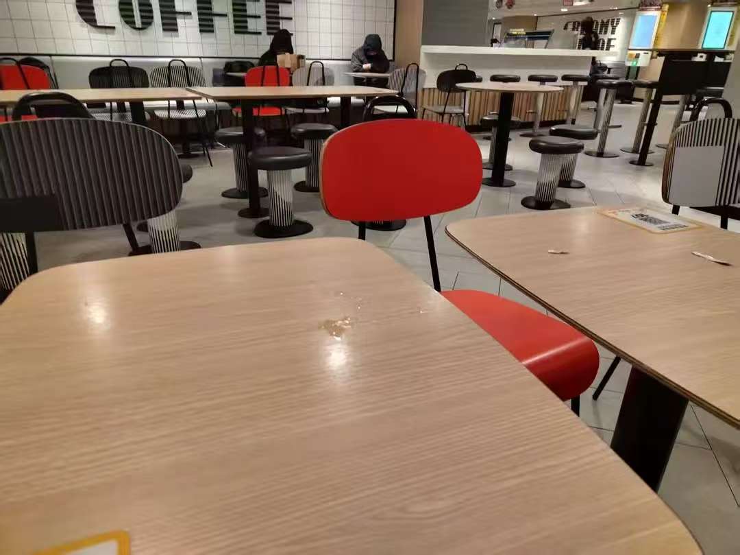 凌晨一点的麦当劳已经有不少人在休息了,后来我找了一张干净的桌子休息