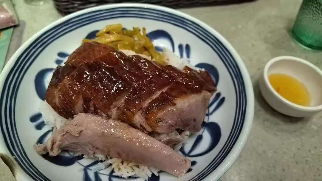 这一碗片烧鹅饭就要88港币 "这一碗片烧鹅饭就要88港币"